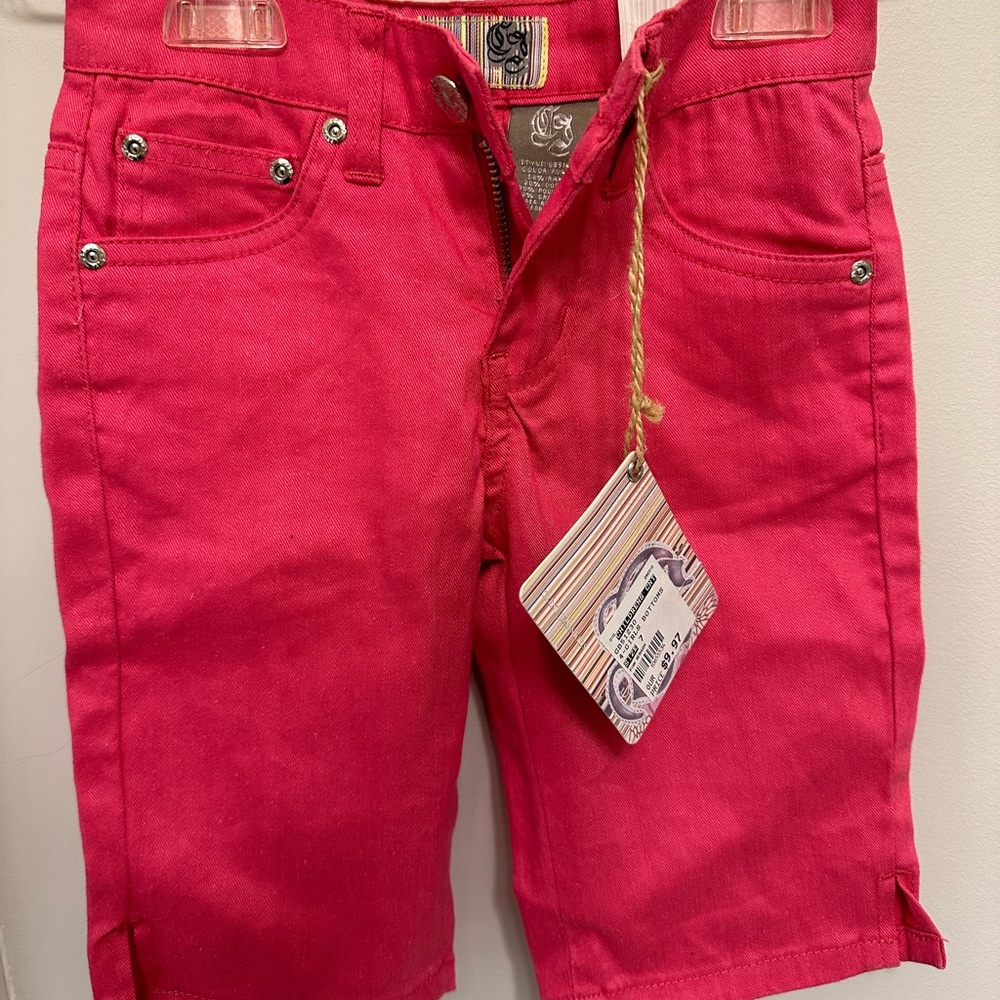 Kids -girls shorts color fushia.